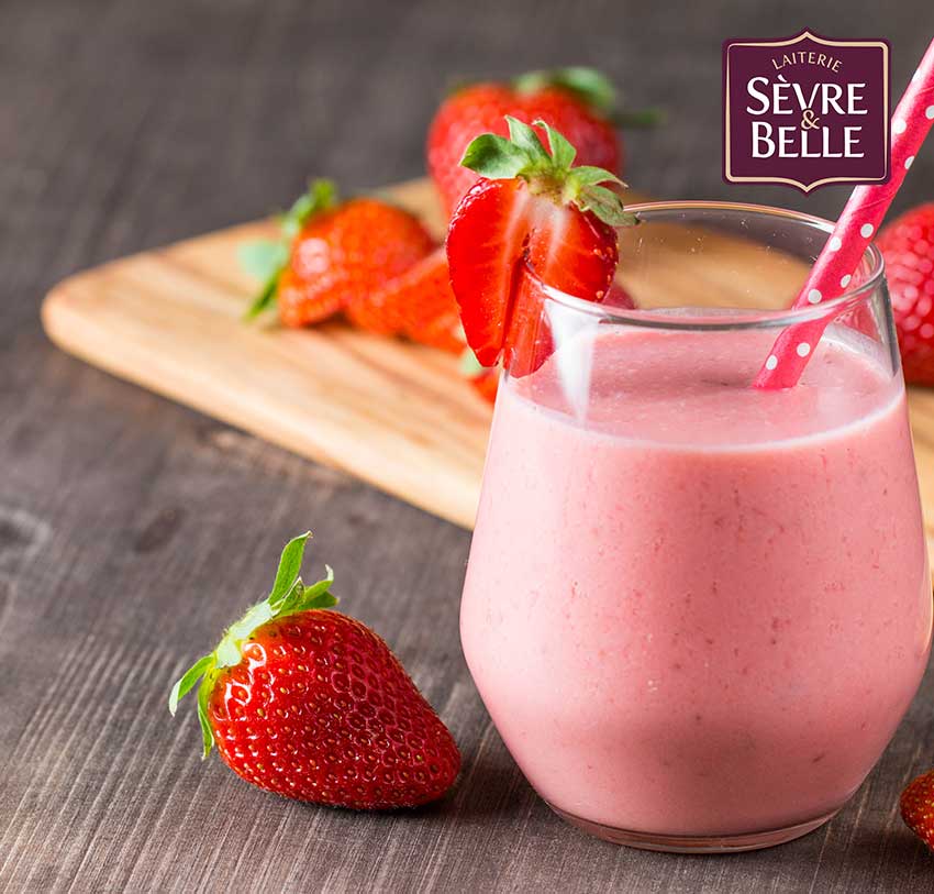 Recipe-milkshake-strawberries-milk-de-nos-fermes-sèvre-&-belle